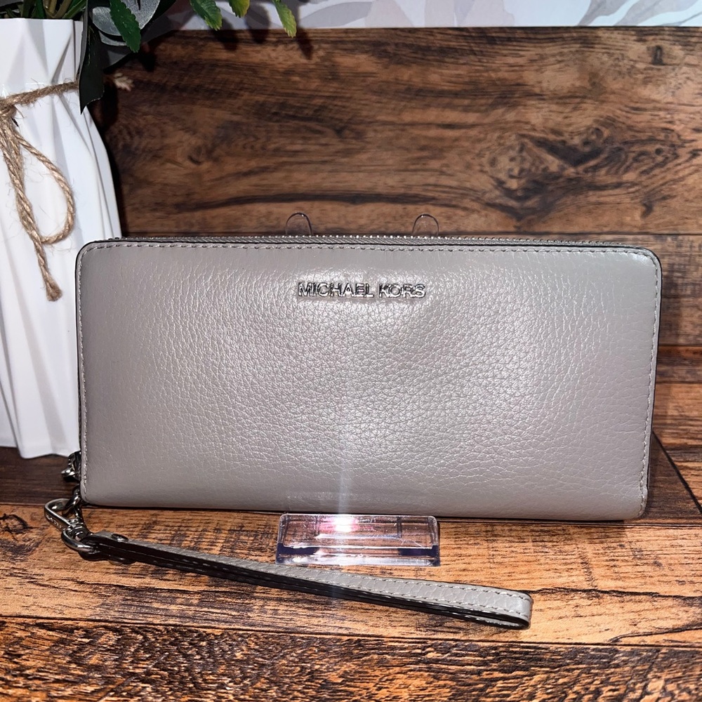Michael Kors Gray Leather Wallet GUC - Picture 3 of 8